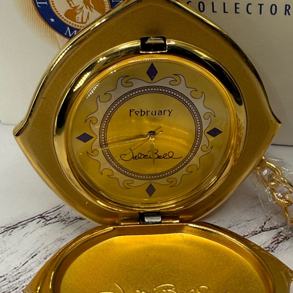 Franklin Mint The FEBFRUARY Calendar Girl Pocket Watch Julie Bell Design UNUSED - Picture 4 of 8